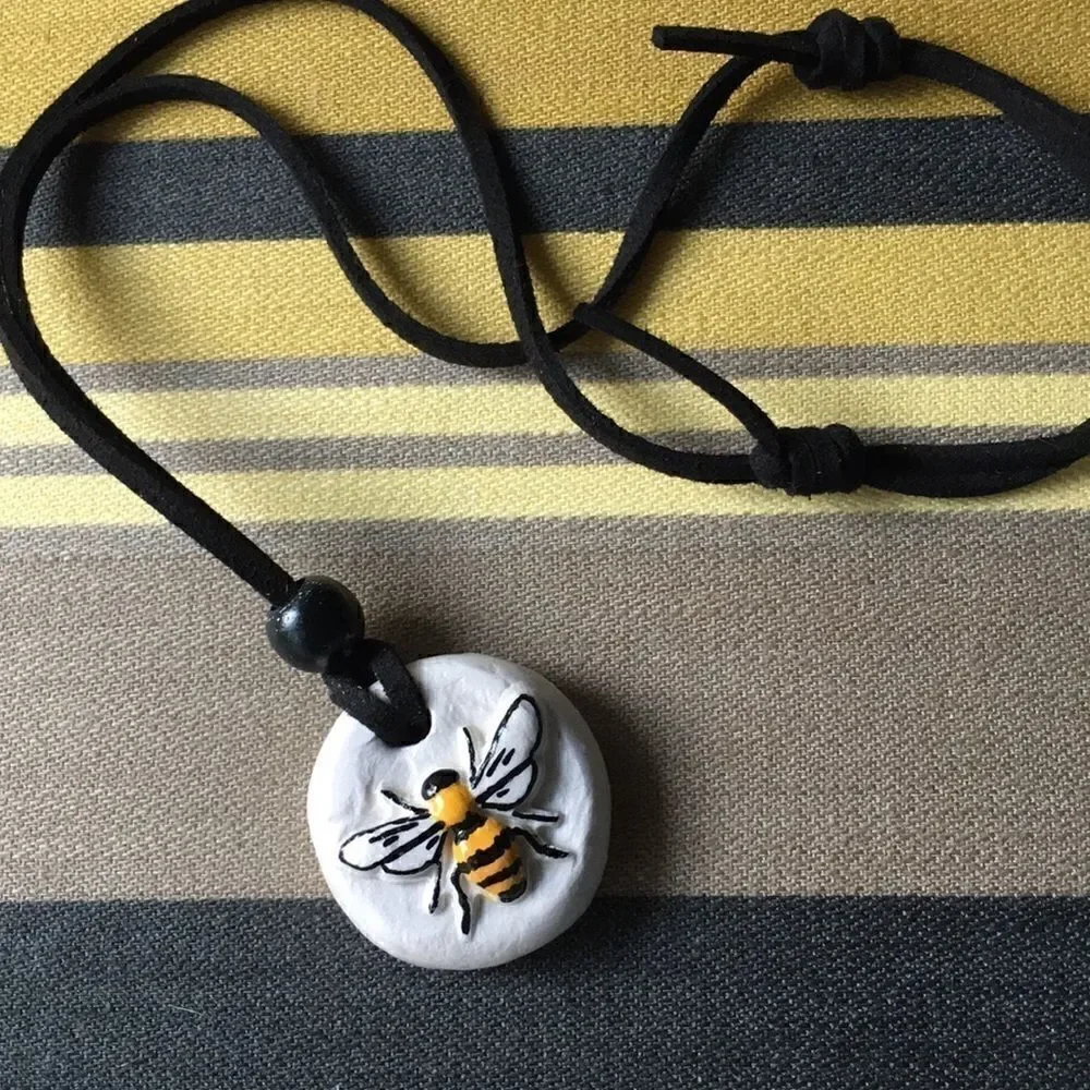 Hand made Bumble Bee pendant with essential oil - Picture 1 of 6